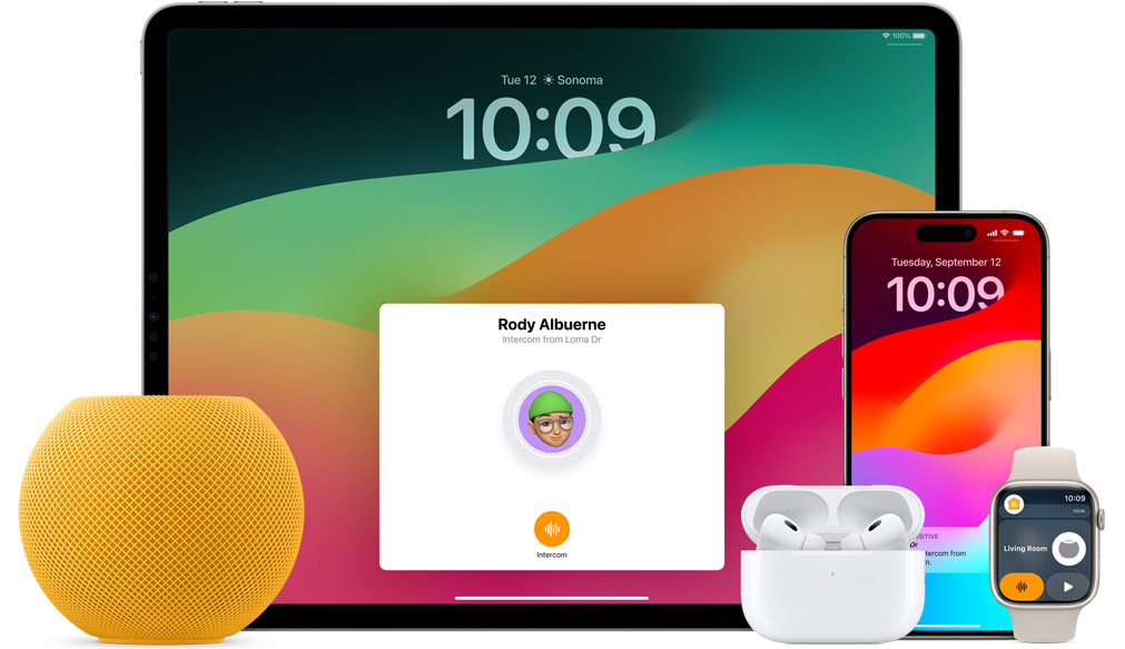 Un HomePod mini jaune, des AirPods dans un boîtier et une Apple Watch avec un bracelet blanc cassé sont placés devant un iPad et un iPhone.