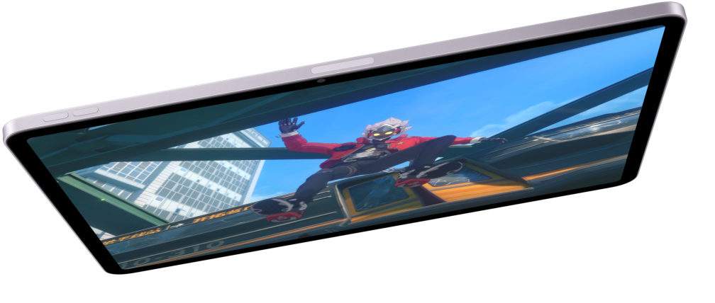 iPad Air en posición horizontal, la pantalla muestra una escena de acción, hay dos modelos más de iPad Air debajo