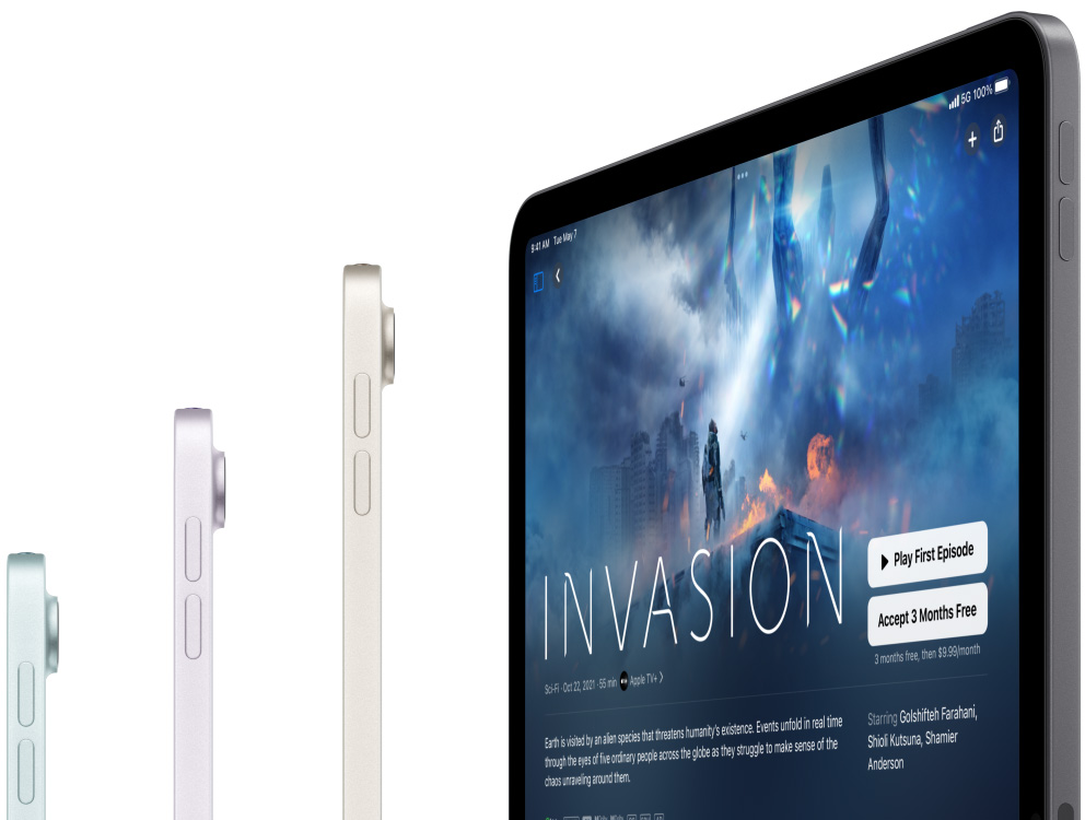 Tampilan samping tiga model iPad Air, iPad Air ke empat menampilkan Apple TV Plus