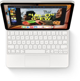 Felülnézeti kép az iPad Airről fehér Magic Keyboarddal.