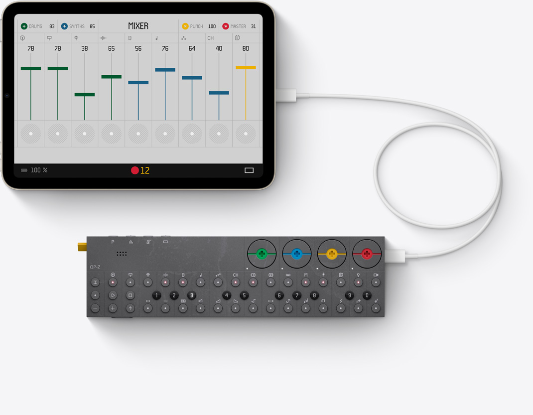 iPad mini met OP-Z-app op het scherm en verbonden met Thunderbolt