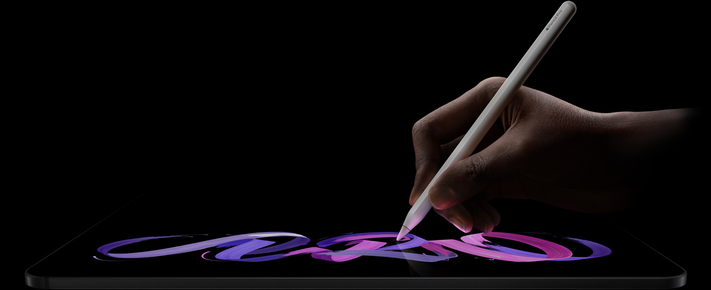 „Apple Pencil Pro“, naudotojas, piešiantis „iPad Pro“ įrenginyje