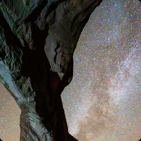 Uolos struktūros su žvaigždėtu nakties dangumi fone nuotrauka