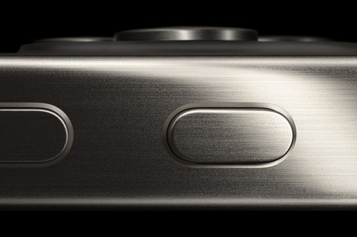 Вид збоку крупним планом на iPhone 15 Pro, де показано титанові смужки, кнопку дії та кнопку збільшення гучності