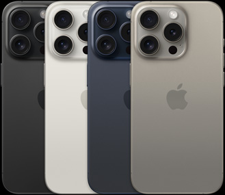 Pohled zezadu na iPhone 15 Pro ve čtyřech různých barvách