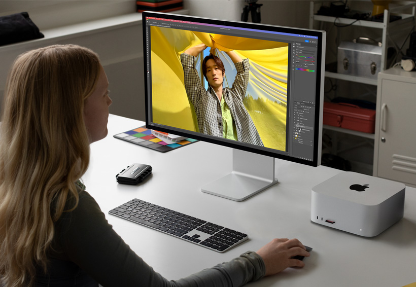 Fotografin, die mit einem Mac Studio und einem Studio Display arbeitet