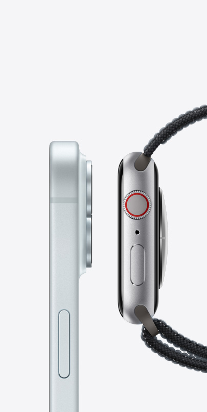 Parte lateral de un iPhone 15 y un Apple Watch Series 9 uno junto al otro.