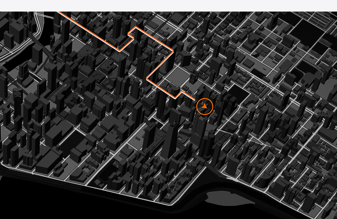 ลูกศรที่จุดสิ้นสุดเส้นทางแสดงการวิ่งของบุคคลหนึ่งที่ลัดเลาะไปในเมืองในมุมมองแบบ 3D บนแผนที่