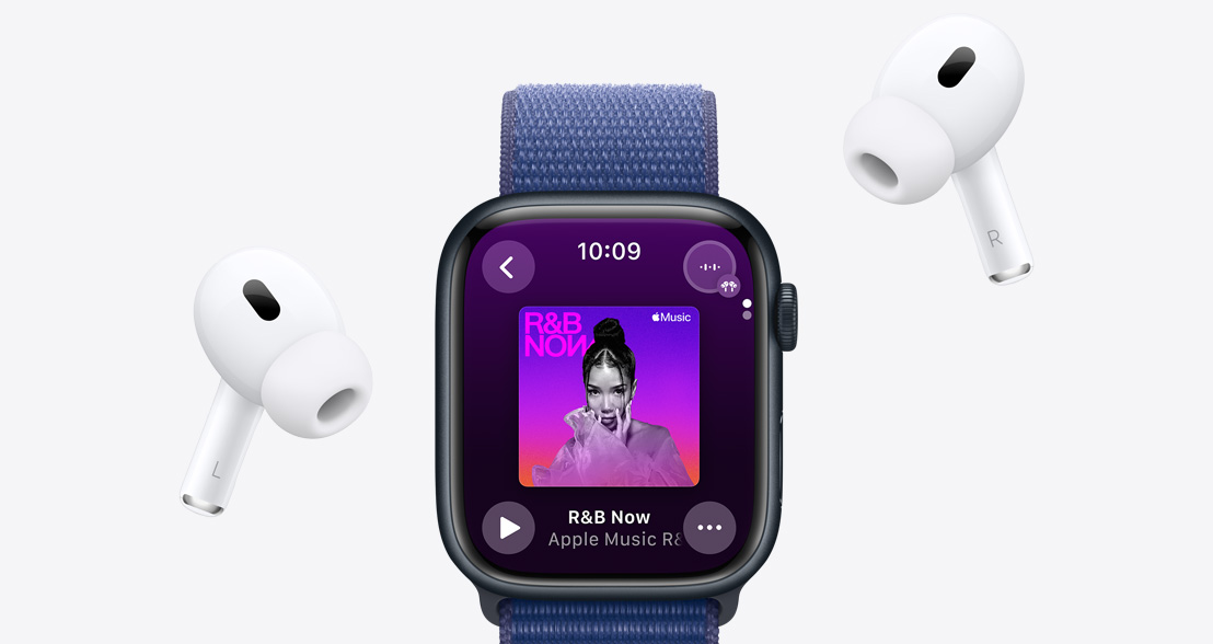 „AirPods Pro“ šalia „Apple Watch Series 9“ grojant „Apple Music“ grojaraščiui.