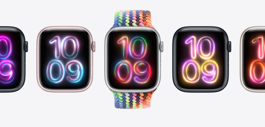 Apple Watch Series 9 หลายเรือนโดยที่เรือนตรงกลางมาพร้อมสาย Braided Solo Loop รุ่น Pride Edition ใหม่ในสีนีออนหลากสีสัน และหน้าปัด Pride แสงนีออนที่แสดงสีสันต่างๆ บนนาฬิกาแต่ละเรือน