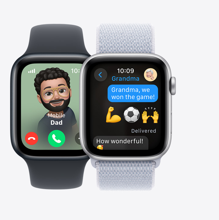 Två Apple Watch SE-enheter. På den första visas ett inkommande samtal från pappa. På den andra visas ett meddelande från ett barn där det står Mormor, vi vann matchen!