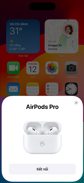 Hộp Sạc MagSafe với AirPods Pro ở bên trong, đặt bên cạnh iPhone. Ô nhỏ trên màn hình chính của iPhone hiển thị cửa sổ bật lên có nút kết nối, giúp dễ dàng ghép nối với AirPods khi chạm vào.