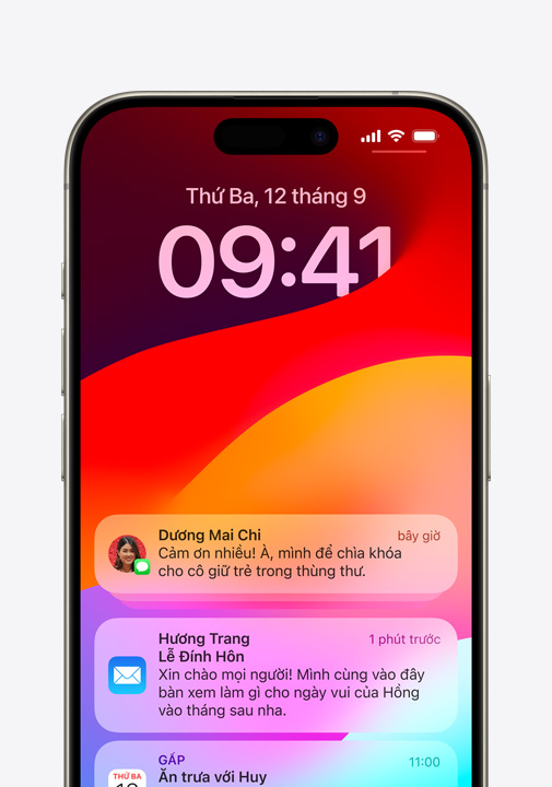 Màn hình iPhone hiển thị iMessage được mã hóa, thông báo Mail và lời mời Lịch gấp.