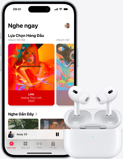 iPhone 15 đang phát nhạc bên cạnh airpods