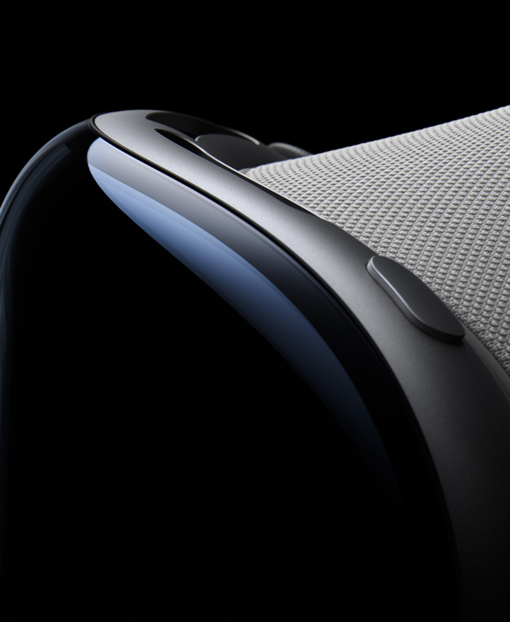 Apple Vision Pro 近距离特写，展示其正面、顶部按钮和遮光罩。