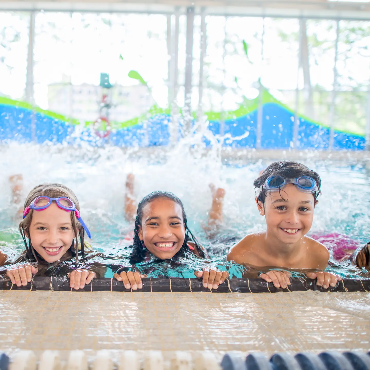 Kinder beim Schwimmunterricht