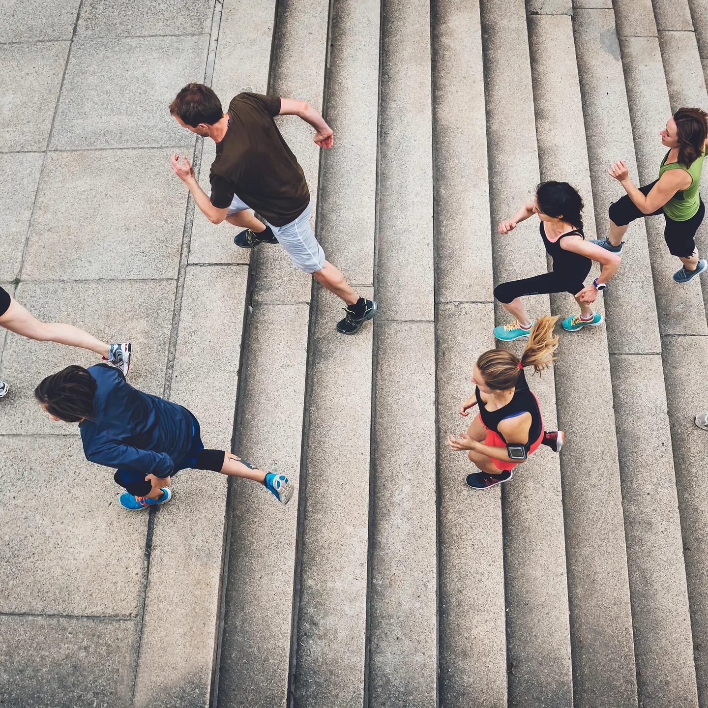 Einige Freizeitläufer joggen eine Treppe entlang