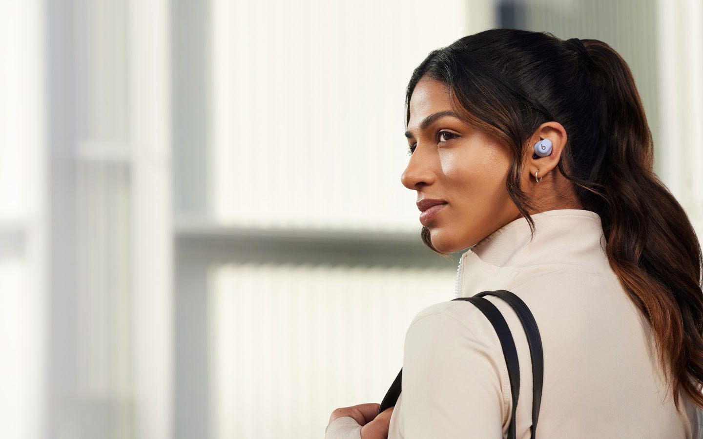 Femme répondant à un appel avec ses Beats Solo Buds 