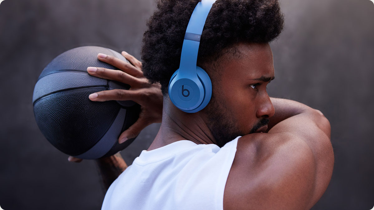 Homme tenant un ballon de basket et portant un casque Solo 4