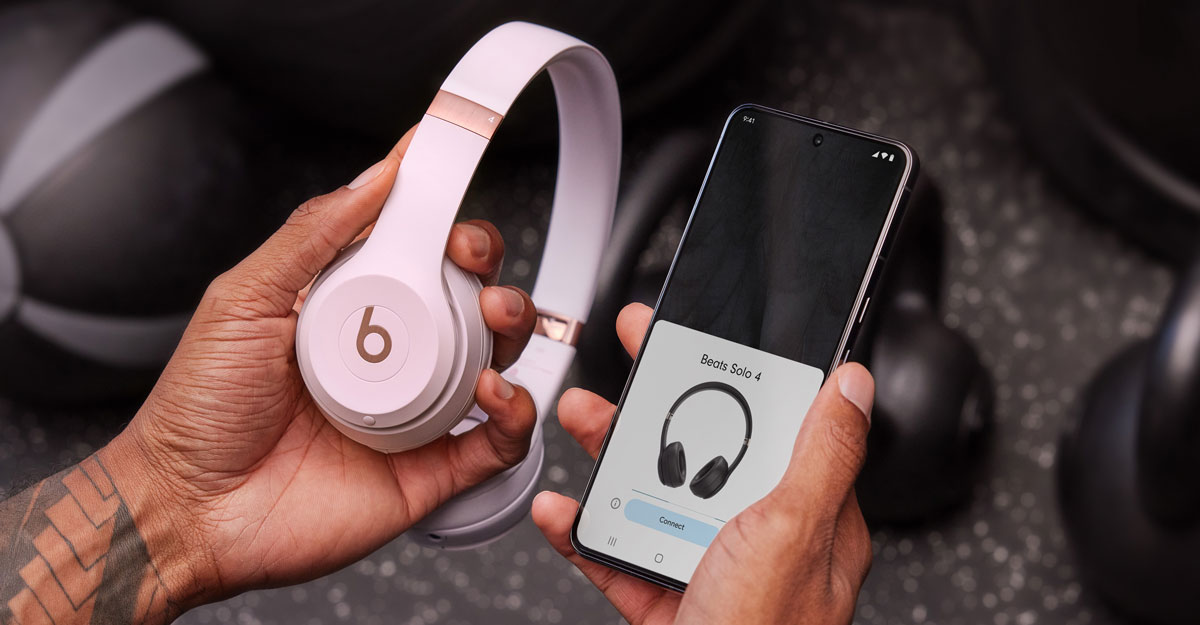 Mains tenant un casque Beats Solo 4 et un appareil mobile pendant le jumelage automatique