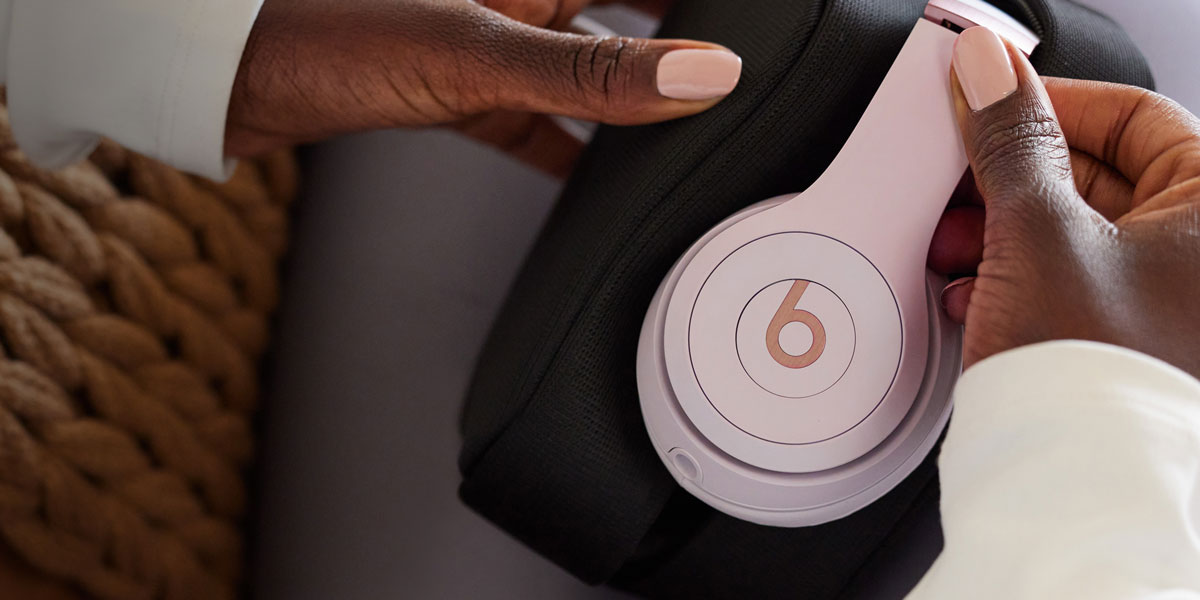 Mains rangeant le Beats Solo 4 dans un étui de transport