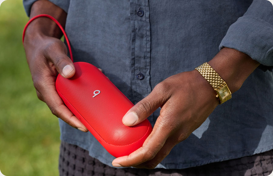 Iemand die de Beats Pill vasthoudt