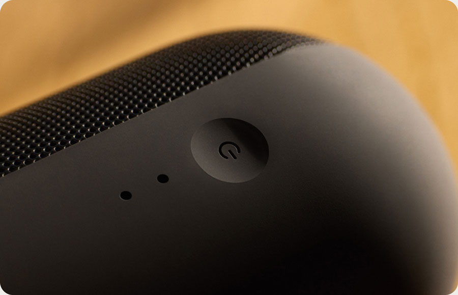 Personne tenant une enceinte Beats Pill