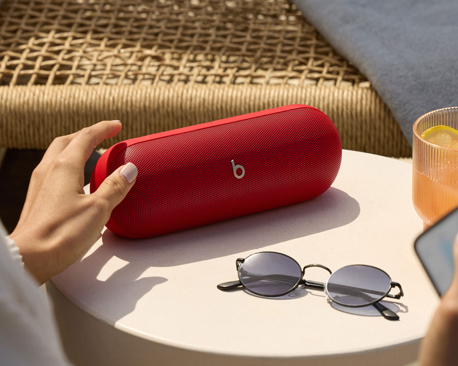 Beats Pill 스피커를 들고 있는 사람