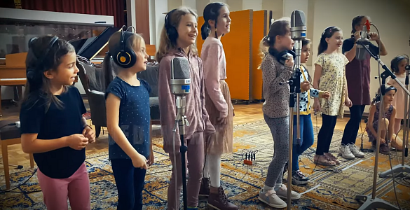 Schülerinnen und Schüler nehmen einen Song im Tonstudio Bremen Nord auf