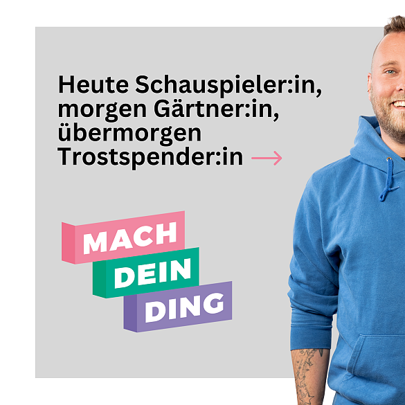 Ein Mann, der mit zwei Mädchen auf der Couch sitzt und mit ihnen angelt