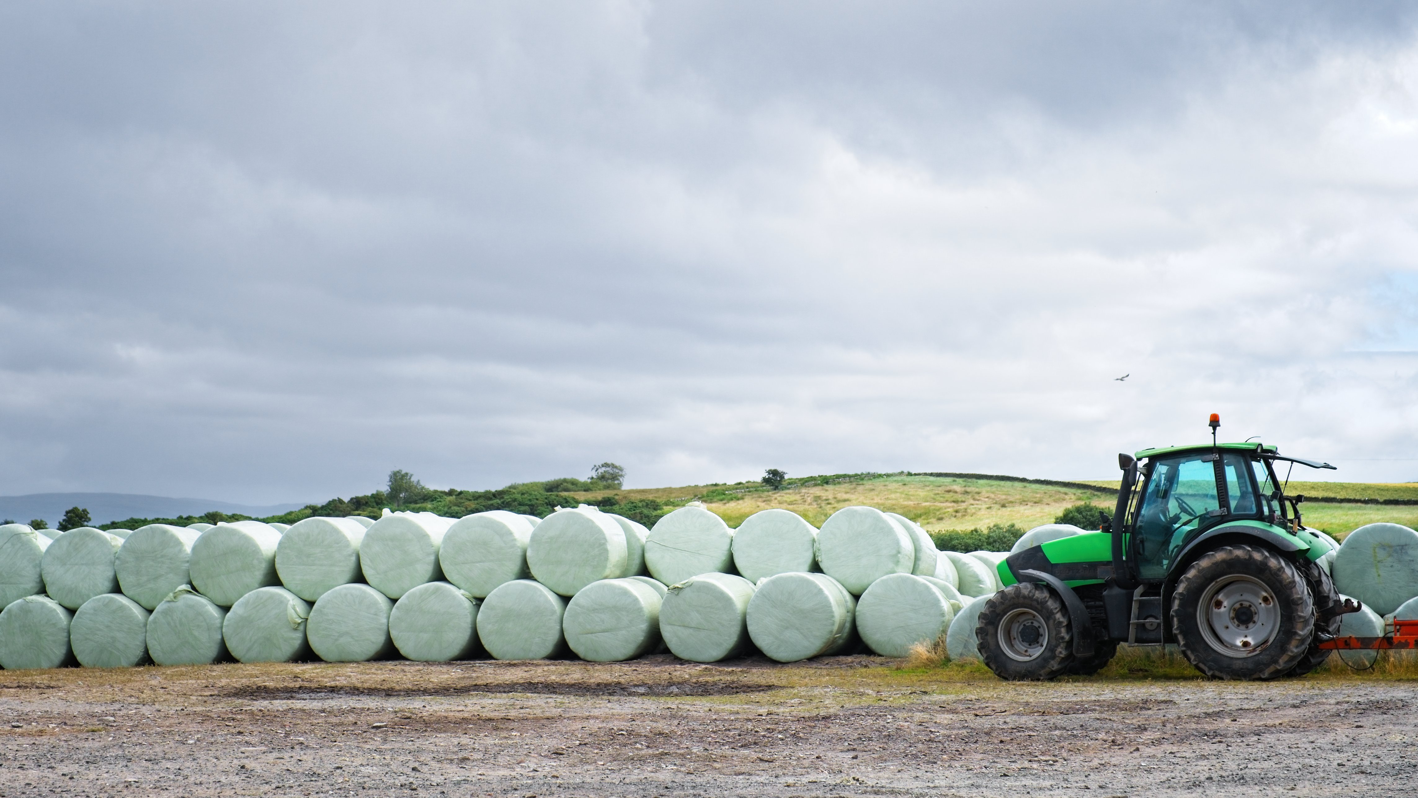 Siloballen mit Traktor