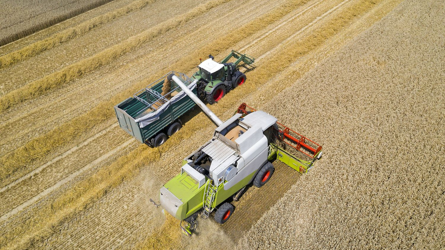 Traktor bei der Getreideernte aus der Vogelperspektive