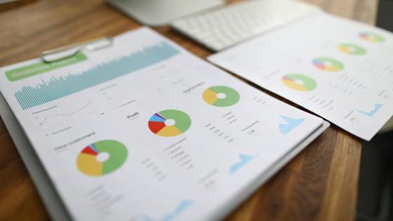 Statistiken und Diagramme auf Papier