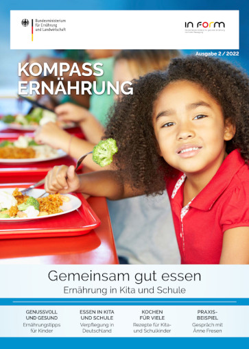 Cover der aktuellen Ausgabe - Foto eines Mädchens ca. 7 Jahre, welches in der Mensa isst, auf der Gabel Broccoli