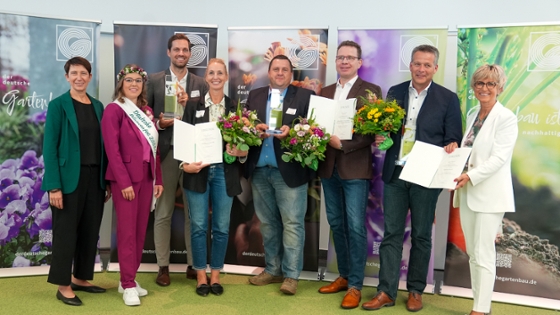 Gruppenbild Staatssekretärin Bender mit den Preisträgern Innovationspreis Gartenbau 2024