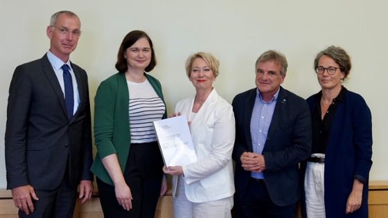 Gruppenbild ber der Übergabe der Stellungnahme des Sachverständigenrates ländliche Entwicklung an die Parlamentarische Staatssekretärin Claudia Müller duch die Vorsitzende Prof. Dr. Claudia Neu