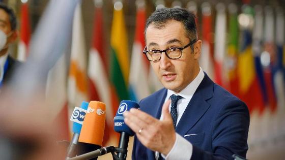 Bundesminister Özdemir spricht vor Journalisten beim Agrar- und Fischereirat in Brüssel