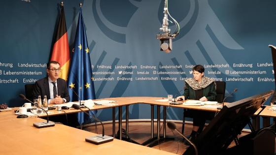 Foto von Bundesminister Cem Özdemir und Staatssekretärin Silvia Bender in einem Konferenzsaal: Videokonferenz mit Vertretern der betroffenen Bundesländer zum Thema Afrikanische Schweinepest