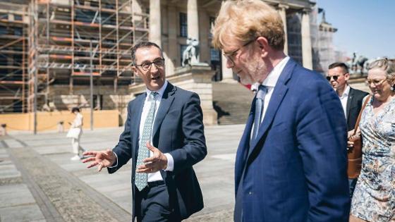 Bundesminister Cem Özdemir trifft französischen Amtskollegen Marc Fesneau in Berlin. Hier in auf dem Gendarmenmarkt.