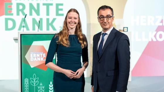 Professor Niklas-Medaille: Bundesminister Özdemir steht mit Kathrin Muus auf einer Bühne