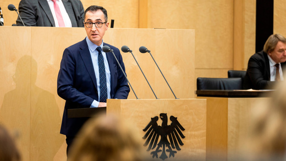 Bundesminister Özdemir am Rednerpult im Bundesrat