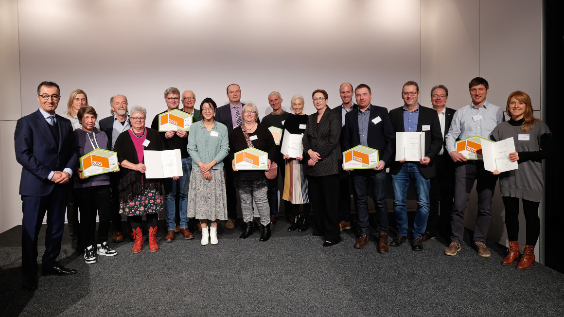 Gruppenbild: Bundeslandwirtschaftsminister Özdemir und Bundesbauministerin Geywitz mit den Gewinnerinnen und Gewinnern des Bundeswettbewerbs Landwirtschaftliches Bauen 2022