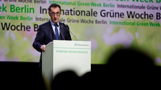 Bundesminister Cem Özdemir steht bei der Eröffnung der IGW 2023 auf der Bühne und hält eine Rede.