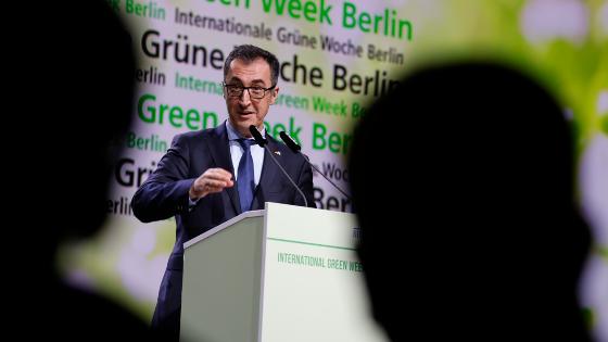 Bundesminister Cem Özdemir steht bei der Eröffnung der IGW 2023 auf der Bühne und hält eine Rede.