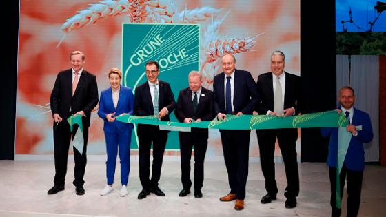 Eröffnungsrundgang der IGW: "Ribbon Cutting" mit Dr. Christian v. Boetticher (BVE), Franziska Giffey (Regierende Bürgermeisterin Berlin), Bundesminister Cem Özdemir, Joachim Rukwied (DBV), Janusz Wojciechowski (EU-Kommission), Dirk Hoffmann (Messe Berlin)