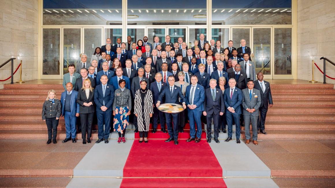 Gruppenbild der Agrarministerinnen und -minister aus aller Welt, die an der Agrarministerkonferenz teilgenommen haben.