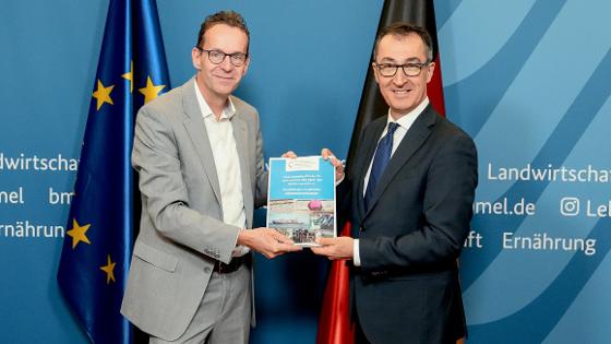 Bundesminister Cem Özdemir und der Vorsitzende des Wissenschaftlichen Beirats für Agrarpolitik, Ernährung und gesundheitlichen Verbraucherschutz, Prof. Dr. Achim Spiller halten das Gutachten in die Kamera