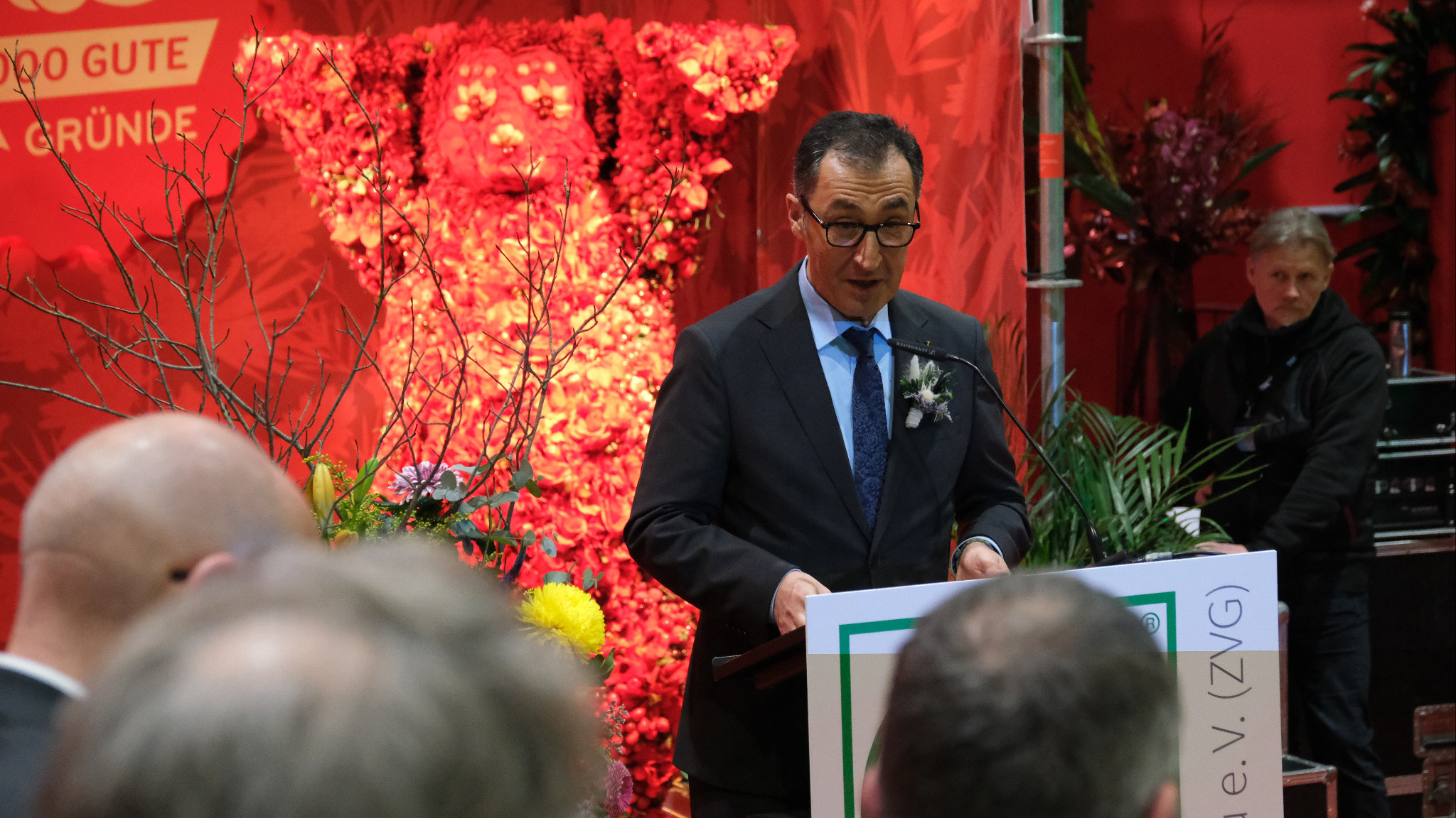 Bundesminister Özdemir am Rednerpult in der Blumenhalle