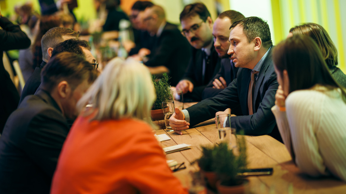 Bundesminister Özdemir und sein ukrainischer Kollege Solskyi sitzen sich am Tisch mit ihren Delegationen gegenüber.