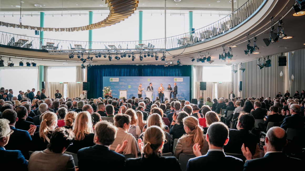 Blick in die Halle zum Podium mit Bundesminister Özdemir